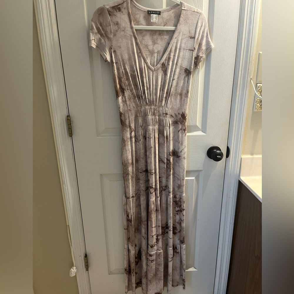 Venus beautiful stretch creme/tan dress size XS with pockets